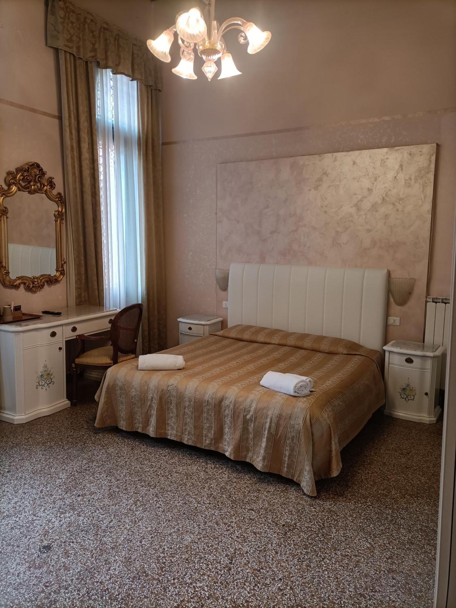 Palazzo Lion Morosini - Check In Presso Locanda Ai Santi Apostoli Venetië Buitenkant foto
